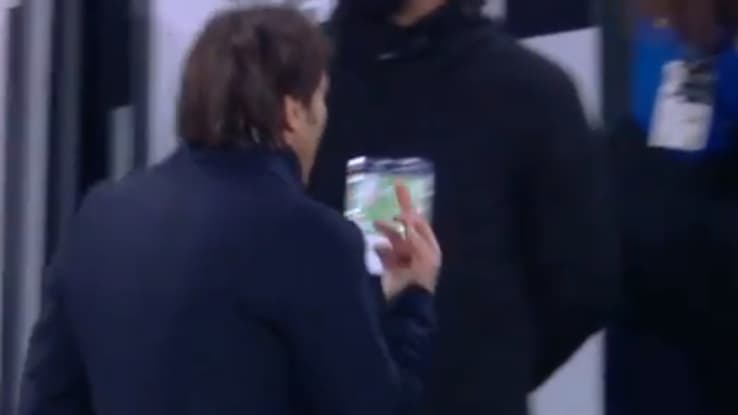 Conte surpris en train d'adresser un doigt d'honneur vers les tribunes Conte surpris en train d'adresser un doigt d'honneur vers les tribunes