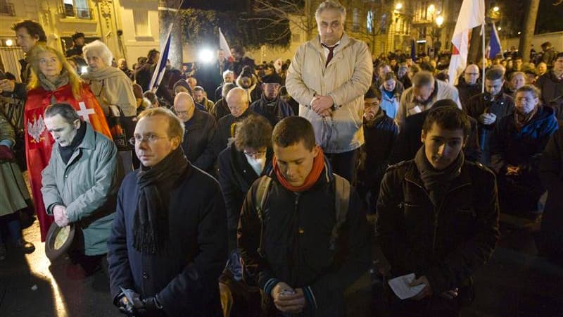 Deux cents à 300 personnes se sont rassemblées mardi soir pour une prière commune aux abords de l'Assemblée nationale, à l'appel de l'institut Civitas -une organisation proche des catholiques intégristes- afin de dénoncer le projet de loi instituant le ma