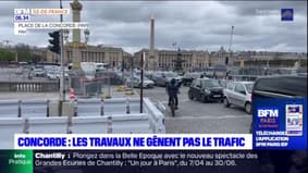Paris: voitures, cyclistes et piétons tentent de se frayer un chemin sur la place de la Concorde, en pleine transformation pour les JO