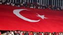 Un drapeau turc pendant un match de football en 2022