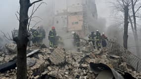 Des secouristes et des pompiers ukrainiens dégagent les débris sur le site d'une attaque au missile à Kharkiv, le 23 janvier 2024. 