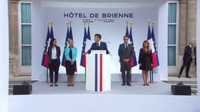 "Nous allons poursuivre notre aide à l'Ukraine", assure Emmanuel Macron