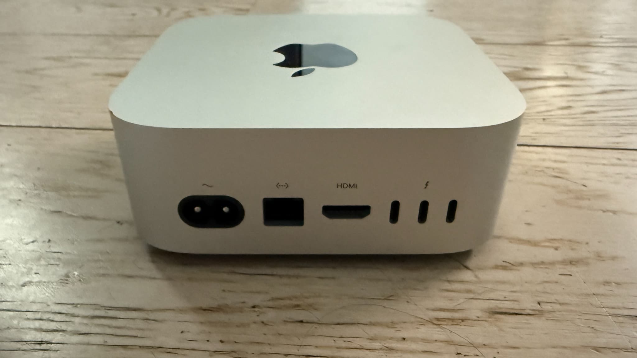 Le Mac mini fait le plein de connectiques à l'avant et à l'arrière, mais abandonne l'USB-A