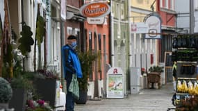 Un homme masqué dans les rues de Pfarrkirchen, en Bavière (Allemagne) le 27 octobre 2020