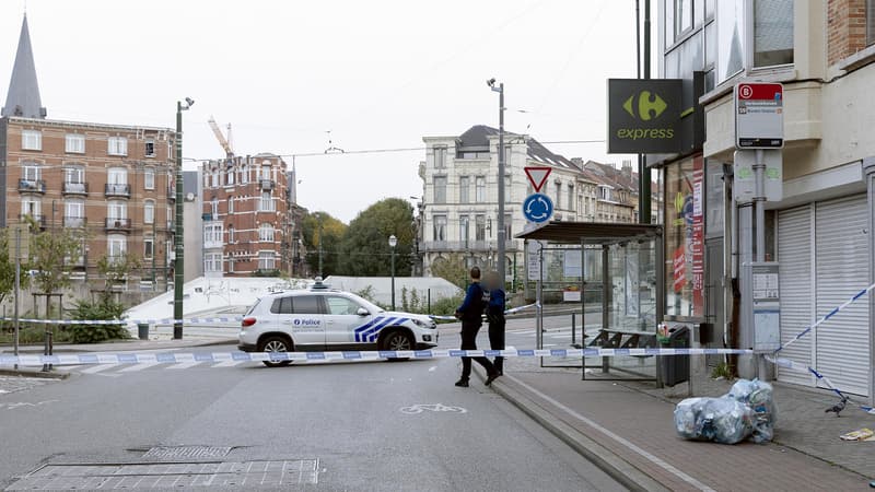 Des policiers dans le quartier de Schaerbeek à Bruxelles le 17 octobre 2023, où l'auteur présumé de l'attentat de Bruxelles a probablement été interpellé.
