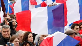 Parisans de Nicolas Sarkozy sur la place de la Concorde à Paris. Plus de 100.000 personnes sont rassemblées dimanche place de la Concorde à Paris pour assister au meeting de Nicolas Sarkozy, selon Jean-François Copé, le secrétaire général de l'UMP. /Photo