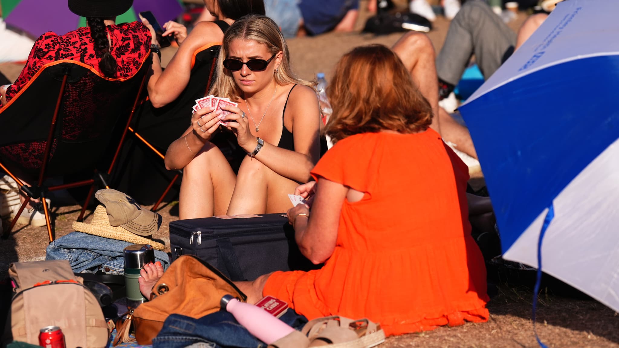 Les spectateurs de Wimbledon sous le soleil de Londres, le 1er juillet 2025. Les spectateurs de Wimbledon sous le soleil de Londres, le 1er juillet 2025.