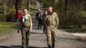 Des soldats ukrainiens se promènent dans le parc Taras Chevtchenko, dans le centre de Kiev, le 15 avril 2022