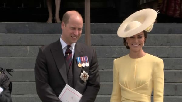 Le prince William et Kate Middleton au sortir de la cathédrale Saint-Paul