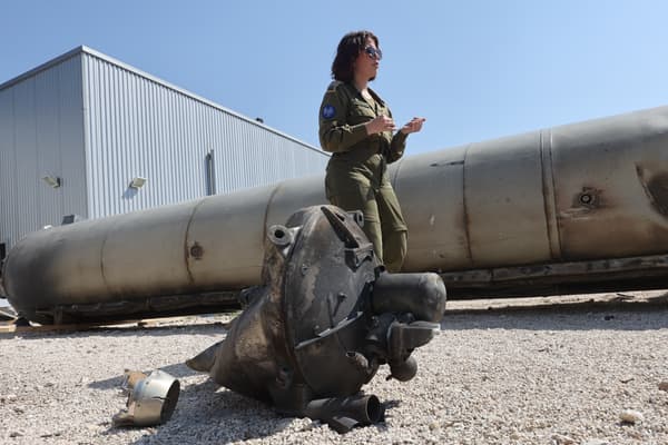 Un membre de l'armée israélienne se tient à côté d'un missile balistique iranien à la base militaire de Julis, dans le sud d'Israël, le 16 avril 2024.