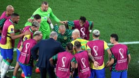 Richarlison montre la marche à suivre à son entraîneur sous le regard hilare de ses coéquipiers