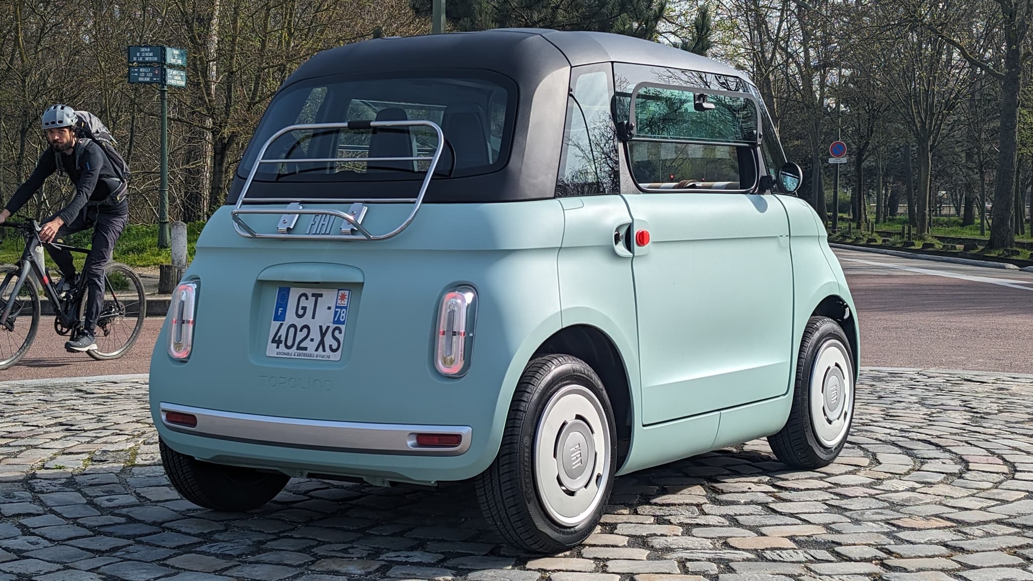 L'arrière avec ces feux qui évoquent les anciennes Fiat et un porte-bagage.