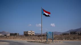 Le drapeau du Yémen flotte à Hadibu, le 16 octobre 2025.