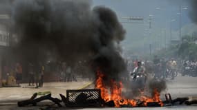 Une barricade placée par des activistes anti-gouvernement brûlée à Valencia (Venezuela) le 6 août 2017