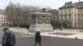 Le socle vide de la statue de Napoléon devant la mairie de Rouen 