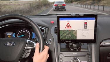 Ford teste des voitures qui peuvent surveiller les feux de circulation pour réguler leur vitesse et rencontrer le moins de feux rouges.