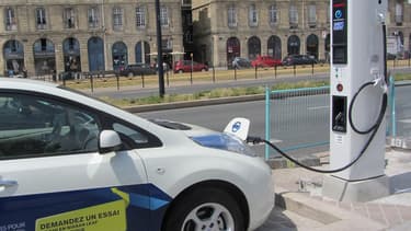 Nissan a fait appel à la société française DBT CEV pour concevoir des bornes de recharge en Europe.