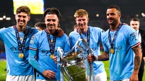 Stones, Grealish, De Bruyne et Walker avec le trophée de la Ligue des champions 2023.