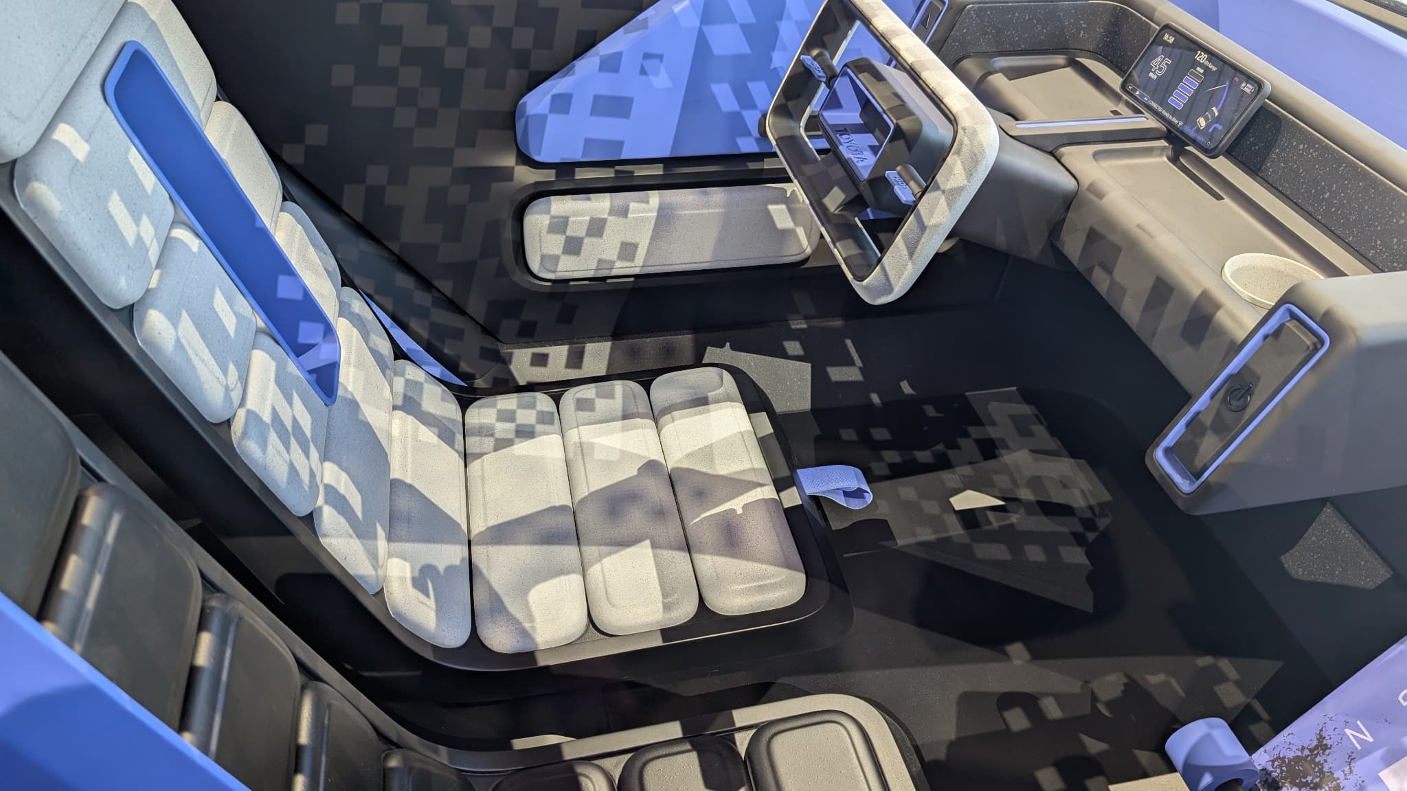 L'intérieur de la petite voiture sans permis FT-ME que veut lancer Toyota.