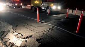Sur une route entre Tijuana et Mexicali, au Mexique. Un puissant séisme de 7,2 sur l'échelle de Richter a fait deux morts, une centaine de blessés et provoqué d'importants dégâts dimanche à la frontière entre le Mexique et la Californie. /Photo prise le 5