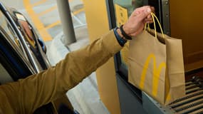 Un client recevant sa commande depuis un McDonald's quasiment automatisé