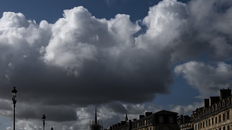 Averses, chute des températures... Après une semaine ensoleillée, le temps s'annonce mitigé ce week-end en France