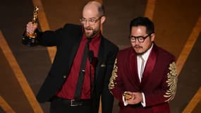 Daniel Scheinert et Daniel Kwan remportent l'Oscar du meilleur réalisateur pour "Everything Everywhere All At Once" le 13 mars 2023