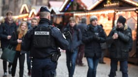 Un policier sur le marché de Noël de Strasbourg, le 14 décembre, trois jours après l'attentat.