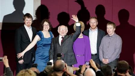 Michael D. Higgins, ex-ministre de la Culture et membre du Parti travailliste qui fait partie du gouvernement de coalition, a remporté officiellement samedi l'élection présidentielle irlandaise, accédant ainsi à une fonction essentiellement honorifique. /