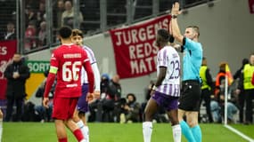 L’arbitre bulgare Georgi Kabakov annule le but de Jarell Quansah pour une main d'Alexis Mac Allister lors de Toulouse-Liverpool (3-2, Ligue Europa), le 9 novembre 2023