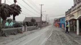 Éruption du volcan de Saint-Vincent: les images des cendres qui recouvrent l'île 