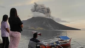 Des personnes observent l'éruption du mont Ruang, un volcan, dans la province de Sulawesi du Nord, en Indonésie, le 19 avril 2024.