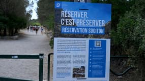 Une pancarte indiquant "Réserver, c'est préserver" en se rendant à la calanque de Sugiton dans le Parc national des calanques à Marseille, dans le sud de la France, le 24 juin 2022.