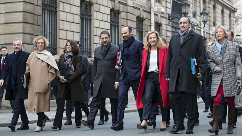 Les membres du gouvernement se rendent à pied à l'Elysée pour assister au premier Conseil des ministres de l'année, le 4 janvier 2019