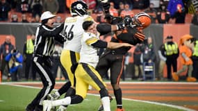 Myles Garrett en noir, Mason Rudolph, sans casque