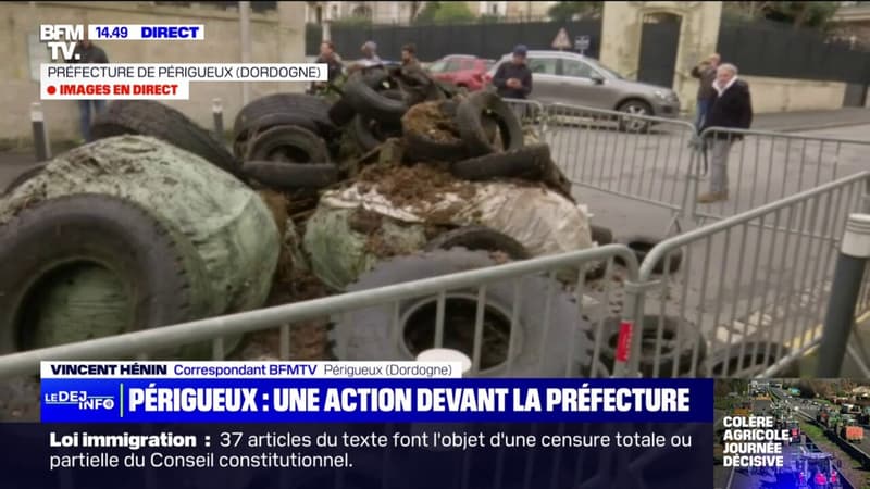 Périgueux: des tracteurs déversent des déchets devant la préfecture
