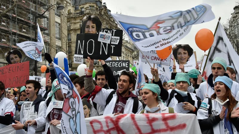 Manifestation à Paris contre le projet de loi santé, dimanche 15 mars 2015.