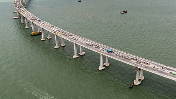 Ce pont supporte une autoroute à deux fois trois voies, au-dessus des eaux profondes de l’ouest de Hong Kong.
Ce pont supporte une autoroute à deux fois trois voies, au-dessus des eaux profondes de l’ouest de Hong Kong.
