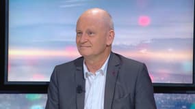 Christophe Girard estime que la démission de Bruno Julliard est "un calcul". 
