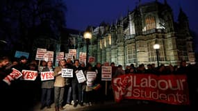 Manifestation en faveur du mariage pour les couples homosexuels devant le Parlement à Londres. CLes députés britanniques ont adopté mardi en première lecture un projet de loi reconnaissant le droit au mariage des homosexuels qui a divisé le Parti conserva