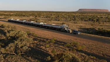 100 mètres de long et 110 tonnes pour ce convoi très spécial tiré par un Land Rover Discovery