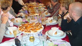 Une famille attablée à l'occasion d'un repas dominical. (Photo d'illustration)
