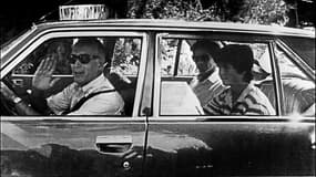 Le président de la république Valéry Giscard d'Estaing conduit sa voiture, accompagné de sa fille Jacinte et du mari de celle-ci Philippe Guibout, après avoir visité la grotte de Lascaux le 7 août 1980.