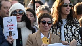 Les actrices françaises Isabelle Adjani (à gauche) et Ariane Ascaride (au centre) participent à une "marche silencieuse" alors que des célébrités et des artistes organisent une manifestation silencieuse pour la paix au Moyen-Orient, à Paris le 19 novembre 2023.