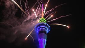 La Sky Tower d'Auckland illuminée
