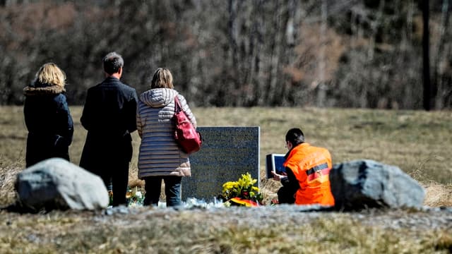 Des familles se recueillent sur les lieux du crash