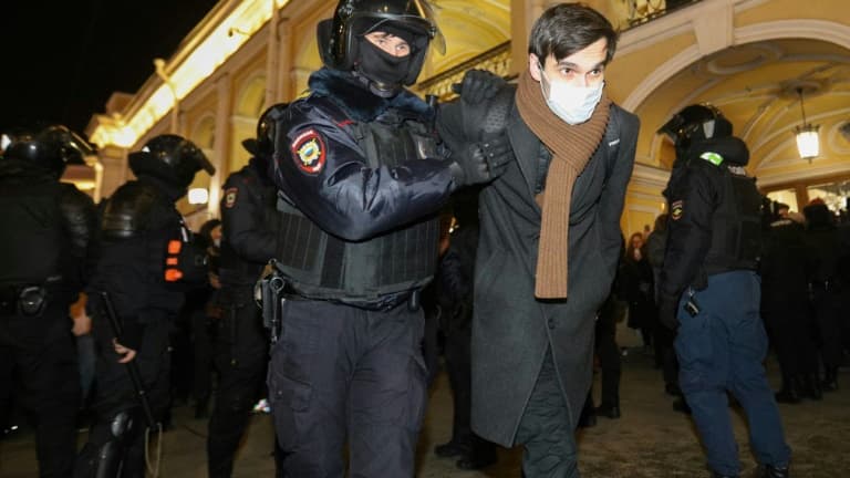 Arrestation lors d'une manifestation contre l'invasion de l'Ukraine, le 27 février 2022 à Saint-Pétersbourg (Russie)
