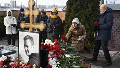 Des personnes déposent des fleurs sur la tombe du leader de l'opposition russe Alexeï Navalny au cimetière de Borissovo de Moscou, le 16 février 2025, à l'occasion du premier anniversaire de sa mort dans une colonie arctique dans des circonstances troubles.