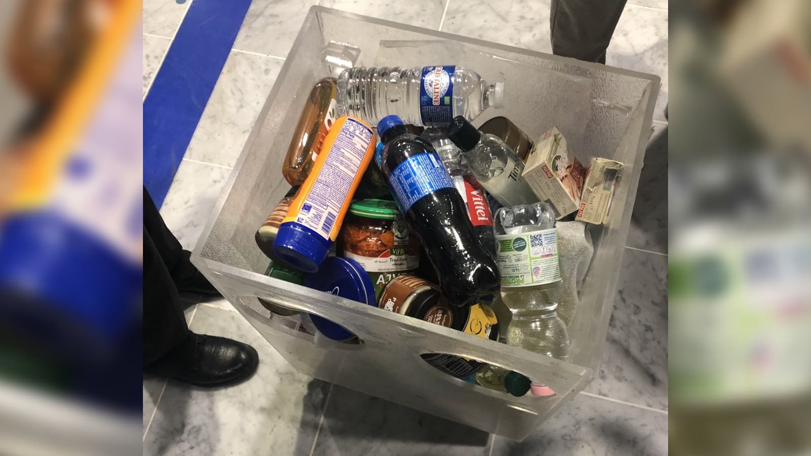 L'aéroport de Nice et les bénévoles des Restos du Cœur lors d'une collecte de produits donnés au passage de sûreté, en 2024. L'aéroport de Nice et les bénévoles des Restos du Cœur lors d'une collecte de produits donnés au passage de sûreté, en 2024.