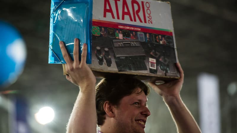 Boîte de la console de jeu mythique Atari 2600, sortie en 1977 aux États-Unis 